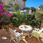 דירה House With Palm Tree *